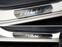 Накладки на пороги (нерж.лист, зеркальный, надпись "HILUX")